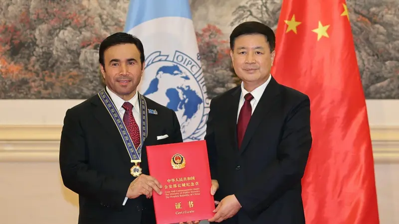 الصين تمنح أحمد ناصر الريسي وسام السور العظيم من الطبقة الذهبية