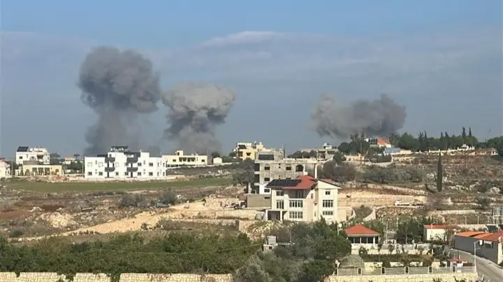 إسرائيل تجدد غاراتها على مواقع "حزب الله" جنوب لبنان