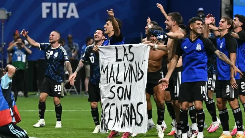 "فيفا" يفتح تحقيقًا ضد الأرجنتين بسبب لافتة فوكلاند وفوضى نهائي كأس العالم