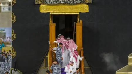 related_news_inside_blogsبماء زمزم والورد.. انطلاق مراسم غسل الكعبة المشرفة