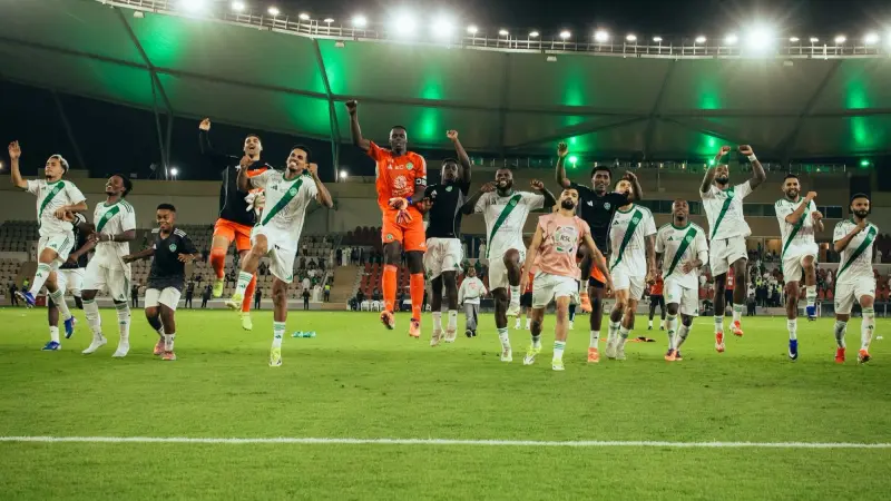 القنوات الناقلة لمباراة الأهلي ضد ضمك اليوم في دوري روشن السعودي مع الموعد