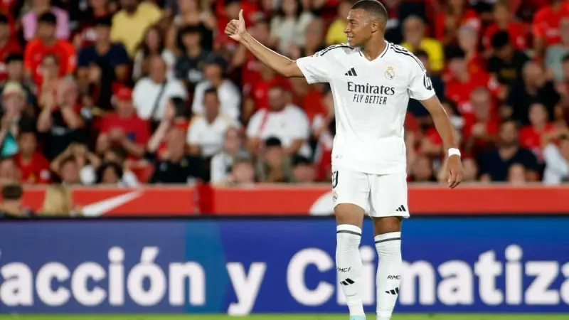 فيديو - لفتة جميلة.. مبابي يُهدي نادال قميصه الأول مع ريال مدريد