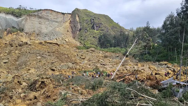 مأساة جماعية.. انهيار أرضي يدفن أكثر من 2000 شخص بابوا غينيا