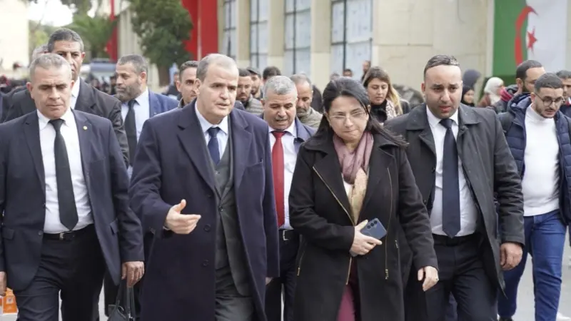 جولة الوزيرين كمال رزيق وعبد اللطيف في معرض جزائري تثير الجدل