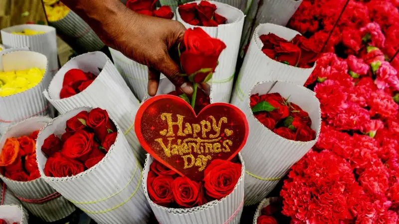 جنازة تتحول لاحتفال.. ما هي قصة عيد الحب الحقيقية في مصر؟