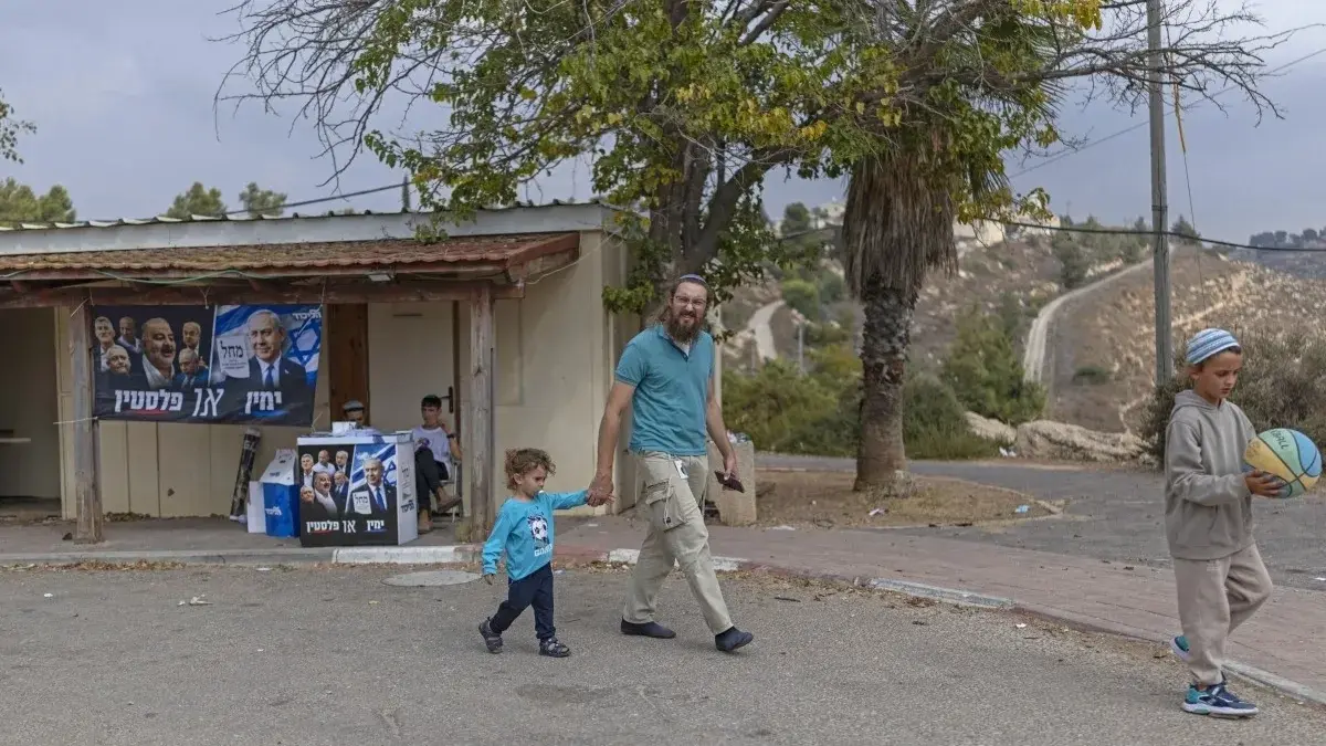 مستوطنون يطالبون بقيادة أكثر تشددا تجاه الفلسطينيين (أ ف ب) مستوطنون يطالبون بقيادة أكثر تشددا تجاه الفلسطينيين (أ ف ب)