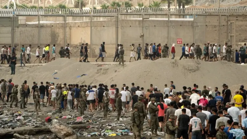 مشاهد فوضى وعنف بسبب محاولة الآلاف عبور الحدود المغربية إلى سبتة