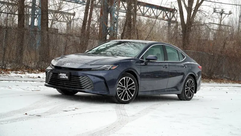 صور - إليك مميزات تويوتا كامري 2026 الهجينة