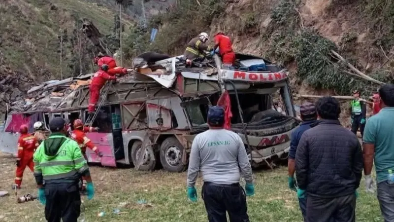 فاجعة في بيرو.. مصرع 18 شخصًا بحادث سير مروع