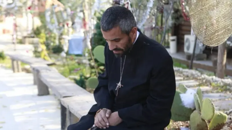 صدمته مركبتان في جبيل.. إليك تفاصيل حادث الأب مجدي علاوي