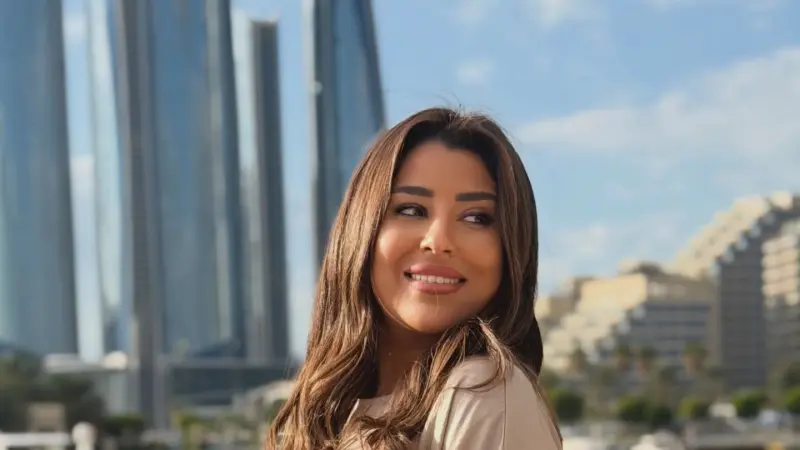 فيديو - آيتن عامر تثير القلق بعد ظهور ثعلب داخل حديقة منزلها