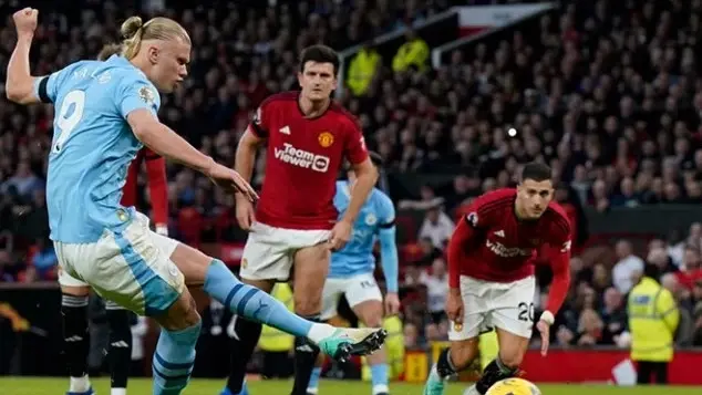 دربي مدينة مانشستر.. ماذا يقول تاريخ المواجهات بين الأحمر والأزرق؟