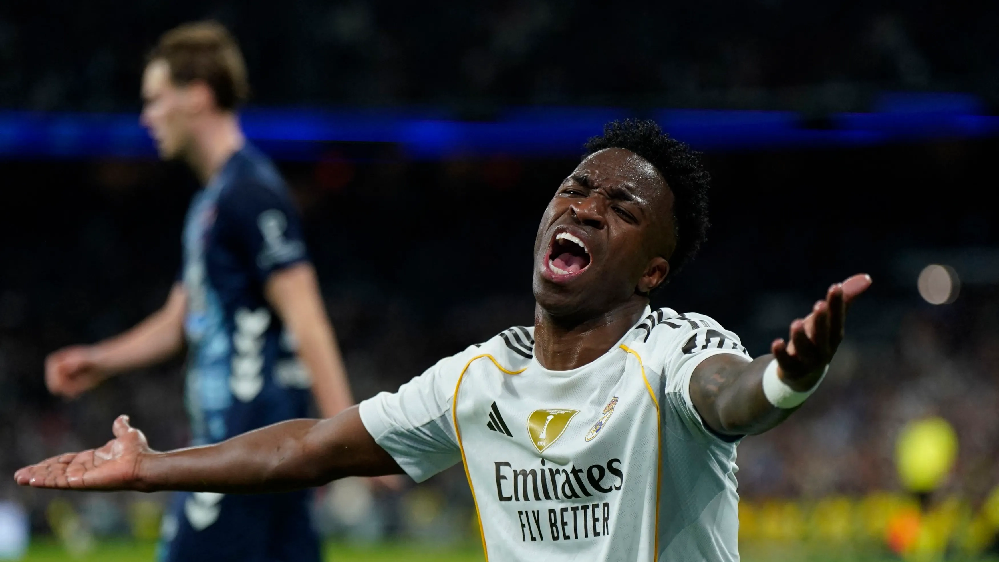 حديث مع بيريز.. فينيسيوس يوضح حقيقة تراجع مستواه مع ريال مدريد 