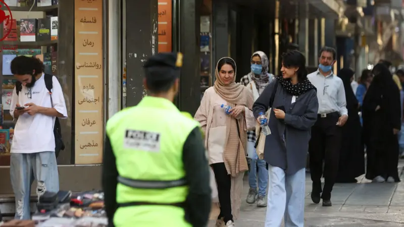 بعد أشهر من اندلاع الاحتجاجات.. إيران تستأنف التضييق على النساء