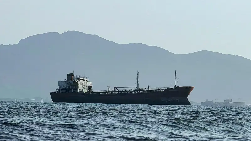 تقرير: الصين طلبت من "الحوثيين" ضمان مرور ناقلاتها عبر البحر الأحمر