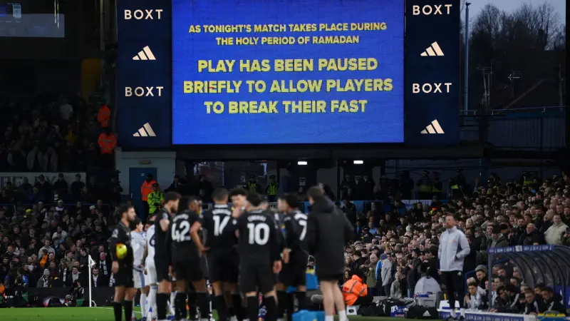 ليدز يونايتد ينتقد تصرفات جماهيره أثناء إفطار لاعبي مانشستر سيتي