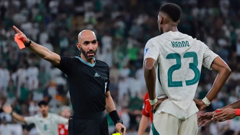 ما سبب طرد محمد كنو من الملعب أمام إندونيسيا؟