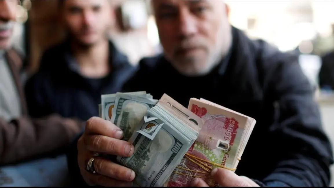 ارتفاع الدولار في السوق السوداء بالعراق لليوم الثاني (فيسبوك) ارتفاع الدولار في السوق السوداء بالعراق لليوم الثاني (فيسبوك)