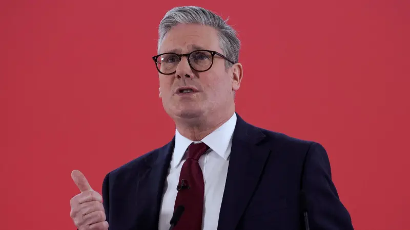 توقيف رجل مسلح في مسجد بمانشستر يثير قلق ستارمر