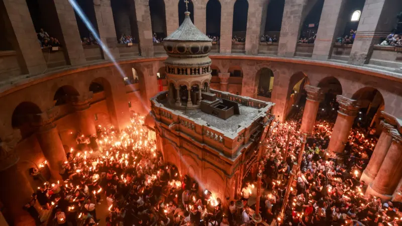 "نصلي من أجل الحرية".. الفلسطينيون يحتفلون بعيد فصح مُثقّل بالأسى