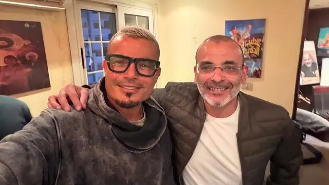 أيمن بهجت قمر يثير الجدل برسالة حاسمة حول تذاكر حفلات عمرو دياب