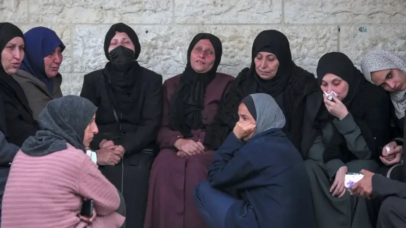 فيديو - الهلال الأحمر: مقتل 9 أشخاص في غارة إسرائيلية على دير البلح