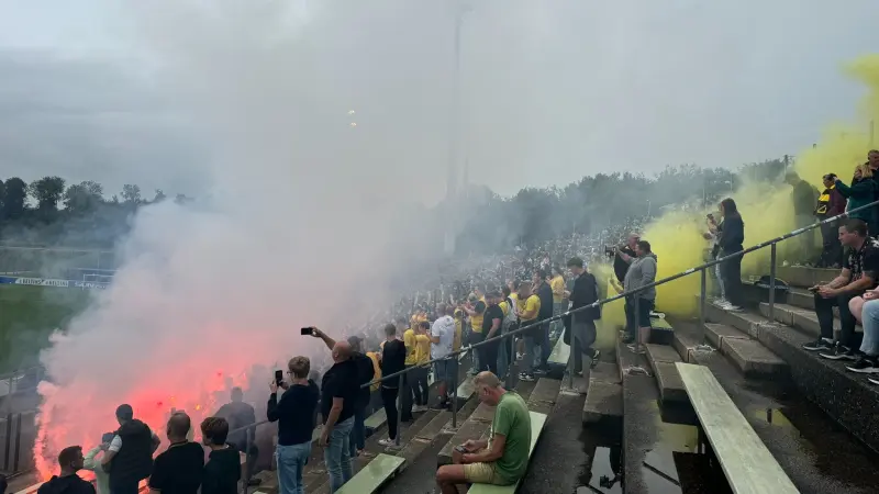 فيديو - أعمال شغب واشتباكات عنيفة تخيم على مباراة في ألمانيا