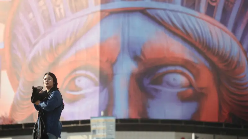 تقرير: الإيرانيات يتحدين السلطة بخلع الحجاب