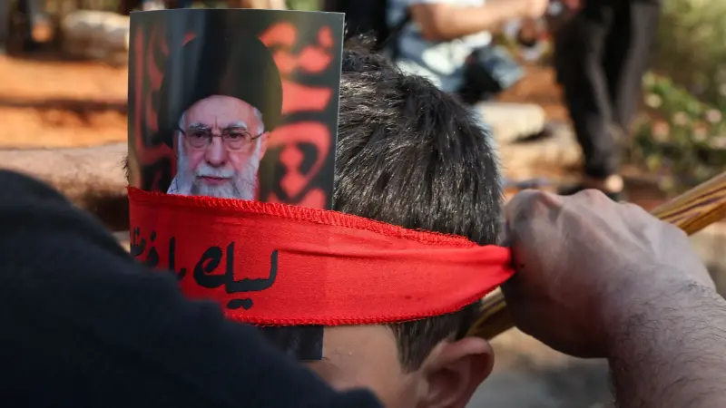 فيديو - "صلّيت تحت الأنقاض".. تفاصيل نجاة مستشار خامنئي من محاولة اغتيال