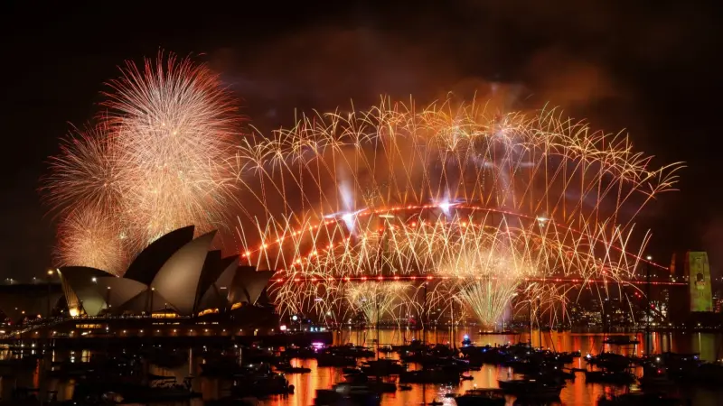 المشهد باختصار: العالم يودع 2025.. ورسالة من الموساد للإيرانيين