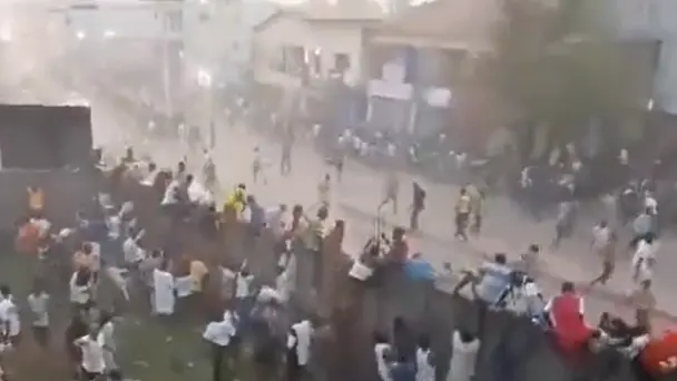 فيديو - مجزرة كرة القدم.. عشرات القتلى في اشتباكات دامية جنوب غينيا