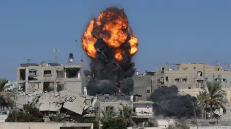 غارة إسرائيلية تقتل عائلة من 4 أفراد بينهم طفلان في غزة