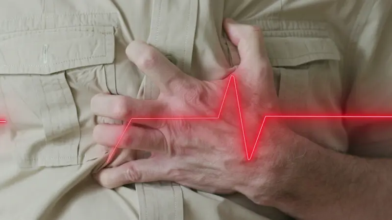 انسداد الشرايين يسبب النوبة القلبية.. وهذه الأعراض التحذيرية