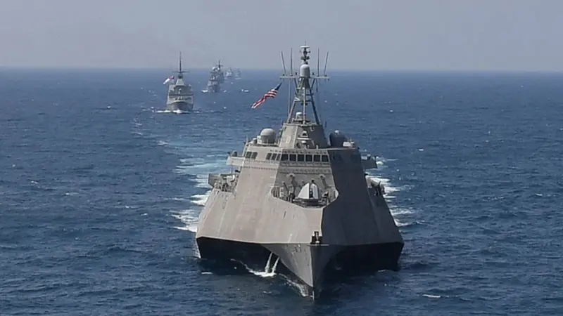 إصابات وتحقيق عاجل بعد اصطدام مدمرة أميركية بسفينة دعم