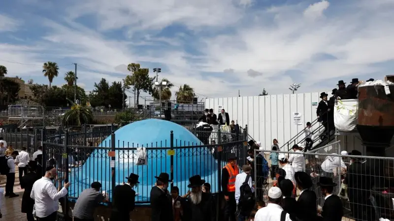 فيديو - اشتباكات بين الحريديم والشرطة الإسرائيلية أمام مركز تجنيد