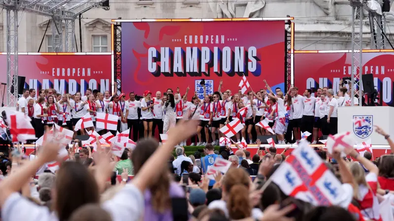 فيديو وصور - احتفالات بمحيط قصر باكنغهام.. ومبيعات قياسية لقمصان بطلات أوروبا