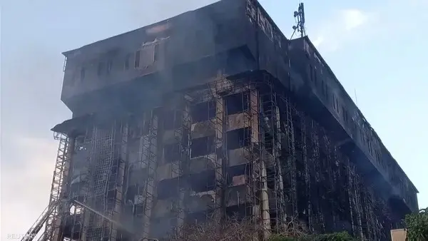 فيديو - حريق مديرية أمن الإسماعيلية.. لحظة سقوط شخص من المبنى