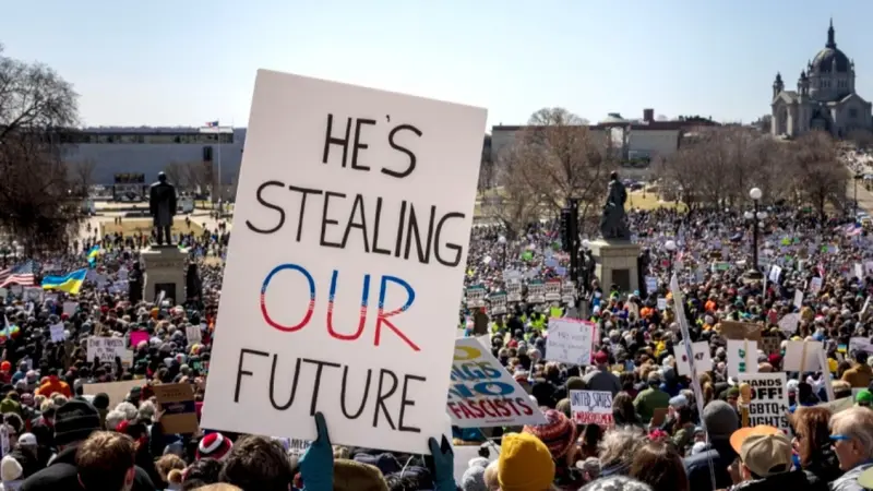 تحت شعار "ارفعوا أيديكم".. صور تظاهرات أميركا ضد دونالد ترامب