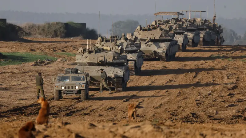 صور - شاهد.. دبابات الجيش الإسرائيلي تغادر غزة