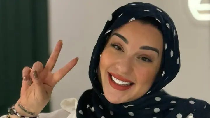 أسما شريف منير تعلن ارتداء الحجاب