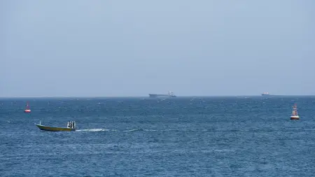 سفن مرتبطة بإيران تعبر مضيق هرمز خلال الـ24 ساعة الماضية