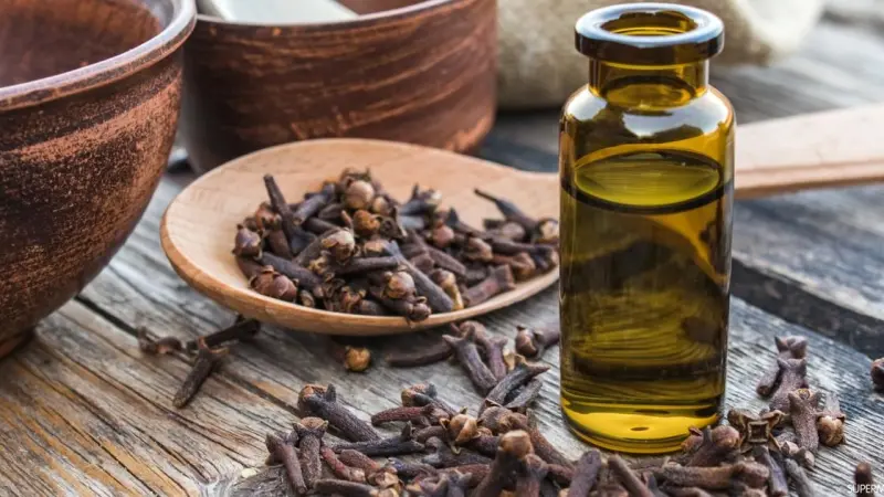 للرجال والنساء.. ما هي فوائد شرب منقوع القرنفل على الريق؟