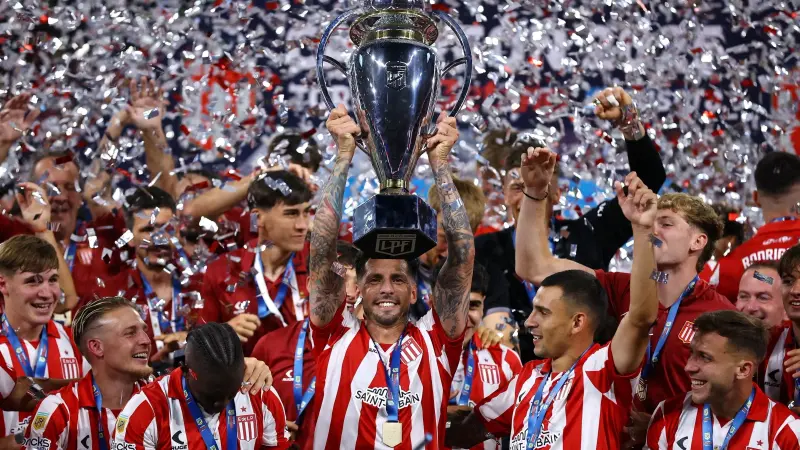 إستوديانتس يتغلب على الإيقافات ويحرز لقب الدوري الأرجنتيني بعد 15 عاما