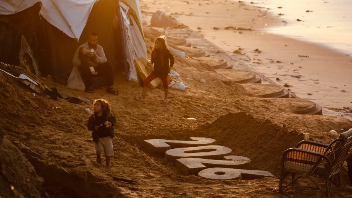 صور - غزة تستقبل 2026 بالأمل وسط الدمار والمعاناة 