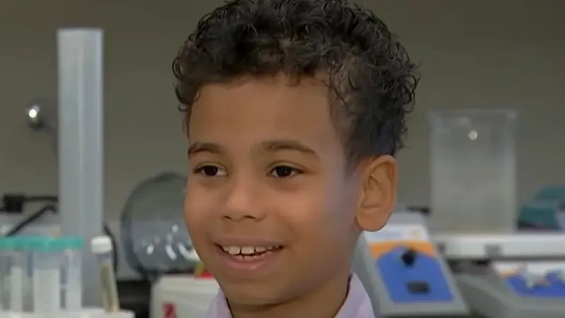 فيديو - طفل معجزة يدرس علوم الأعصاب بالجامعة في عمر الـ9