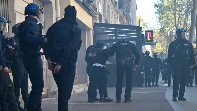 مراهق يفقد يده خلال احتجاجات طلابية في فرنسا