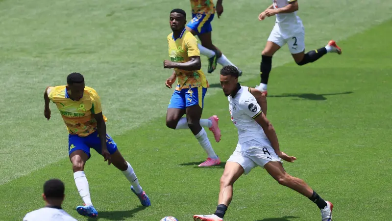 بسبب ارتفاع الحرارة.. صورة تثير تفاعلا كبيرا خلال مباراة دورتموند وصن داونز