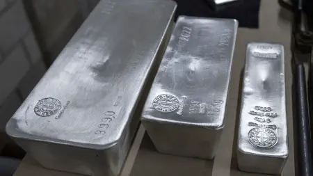 related_news_inside_blogsانهيار أسعار الفضة اليوم.. المعدن الأبيض يفقد 34% وسط ضغوط الدولار والسيولة