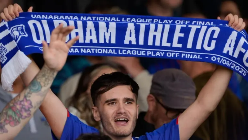 فيديو - لمسة عائلية في الملاعب الإنجليزية.. أهداف الأبناء تنقذ الآباء