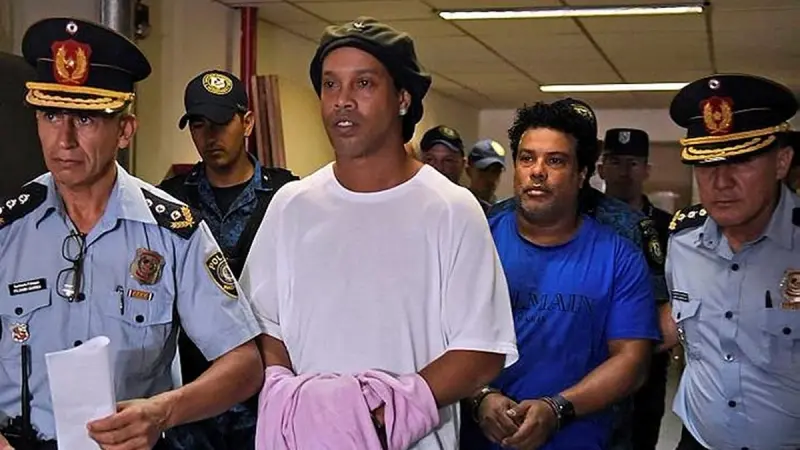 بعد 6 سنوات من الهروب.. متهمة تورُّط رونالدينيو في قبضة العدالة
